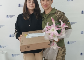 Учениця Тернопільського ліцею передала Starlink своїй учительці, яка зараз захищає країну