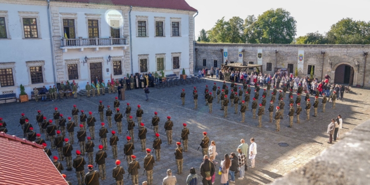 Сотня першокурсників Тернопільського коледжу у Збаразькому замку урочисто присягнула Україні