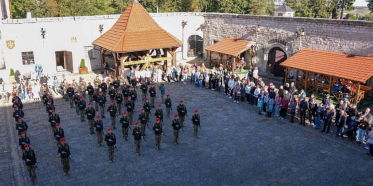 Сотня першокурсників Тернопільського коледжу у Збаразькому замку урочисто присягнула Україні