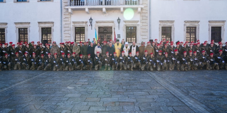 Сотня першокурсників Тернопільського коледжу у Збаразькому замку урочисто присягнула Україні