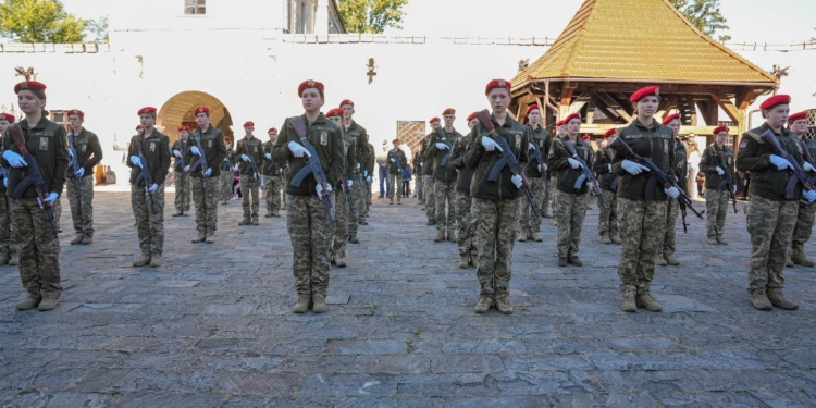 Сотня першокурсників Тернопільського коледжу у Збаразькому замку урочисто присягнула Україні