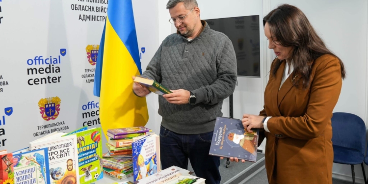 Понад 500 українських книг з Тернопільщини передали дітям у Румунії