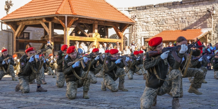 Сотня першокурсників Тернопільського коледжу у Збаразькому замку урочисто присягнула Україні