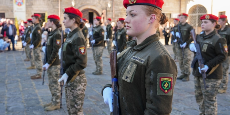 Сотня першокурсників Тернопільського коледжу у Збаразькому замку урочисто присягнула Україні