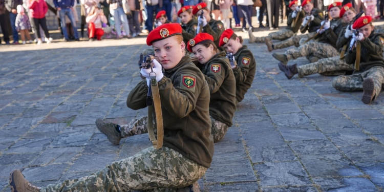 Сотня першокурсників Тернопільського коледжу у Збаразькому замку урочисто присягнула Україні