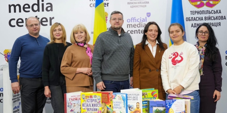 Понад 500 українських книг з Тернопільщини передали дітям у Румунії
