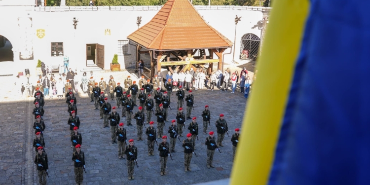 Сотня першокурсників Тернопільського коледжу у Збаразькому замку урочисто присягнула Україні