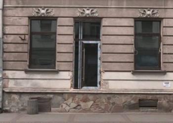 У центрі Тернополя відновили фасад історичної будівлі після незаконного встановлення дверей