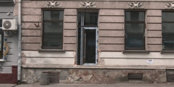 У центрі Тернополя відновили фасад історичної будівлі після незаконного встановлення дверей