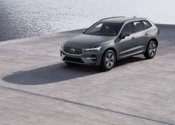 Екстер'єр автомобіля Volvo з оглядом у три чверті на тлі промислової бетонної стіни.