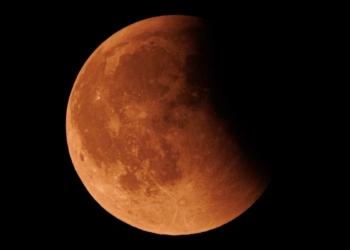 Тернополянин сфотографував, як на фоні “кривавого місяця” пролітав якийсь об’єкт