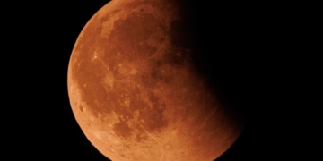 Тернополянин сфотографував, як на фоні “кривавого місяця” пролітав якийсь об’єкт