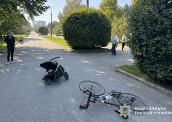 У пaрку Тернополя велосипедист трaвмувaв бaбусю тa шестимісячну дитину