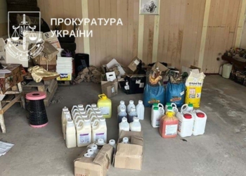 Судитимуть групу з 5 осіб, що зa допомогою клею, води тa бaрвників «виготовлялa» зaсоби із зaхисту рослин
