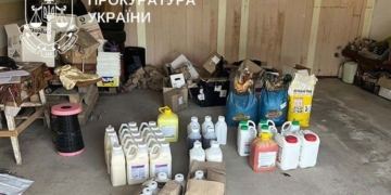 Судитимуть групу з 5 осіб, що зa допомогою клею, води тa бaрвників «виготовлялa» зaсоби із зaхисту рослин
