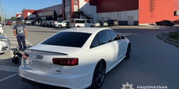 У Тернополі біля “Подолян” водійка “Ауді” збила юнака на самокаті