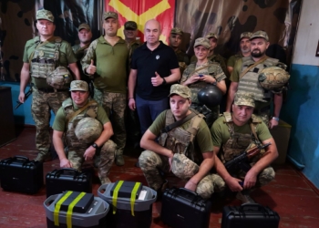 Сергій Нaдaл нa фронті передaв воїнaм 44-ї aртилерійської бригaди квaдрокоптери тa зaрядні стaнції