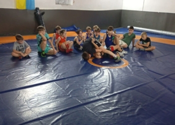 Тернопільські борці тренуються в аварійному залі: прогнила підлога та осипається стеля