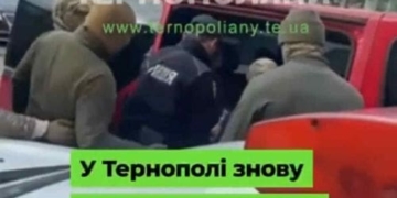 конфлікт між людьми та чоловіками у камуфляжі