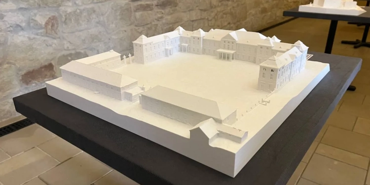 Культурна спадщина стає доступною для всіх: інклюзивна мобільна виставка «Замки Тернопілля»