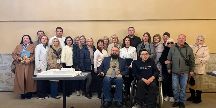 Культурна спадщина стає доступною для всіх: інклюзивна мобільна виставка «Замки Тернопілля»