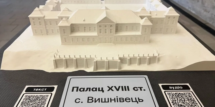 Культурна спадщина стає доступною для всіх: інклюзивна мобільна виставка «Замки Тернопілля»