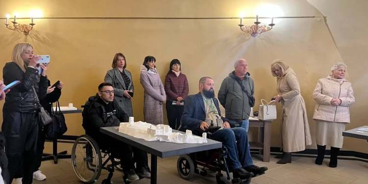 Культурна спадщина стає доступною для всіх: інклюзивна мобільна виставка «Замки Тернопілля»