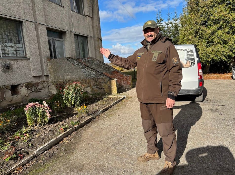 Голова ГО "Десантно-козацький рій" Володимир Мосейко показує будівлю старостату села Молотків. Суспільне Тернопіль