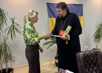 Архієпископ Тихон вручив орден святителя Миколая директорці ФГ «Калина Лошнівська»