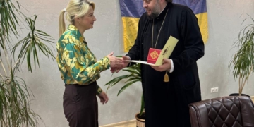 Архієпископ Тихон вручив орден святителя Миколая директорці ФГ «Калина Лошнівська»