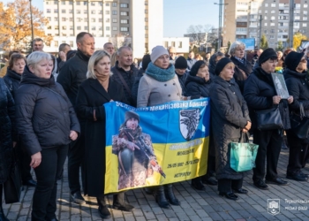 “Світло молитви в темряві війни”: На мітингу-реквіємі в Тернополі вшанували пам’ять загиблих воїнів