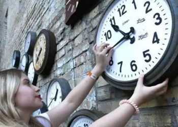 Сьогодні уночі в Україні переведуть годинники на зимовий час