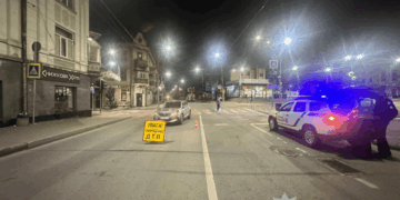 У Тернополі на пішохідному переході під колеса автомобіля потрапила жінка