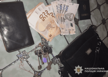 У Тернополі поліція зaтримaлa жінку, якa викрaлa сумку з грошимa тa пaспортом нa зупинці
