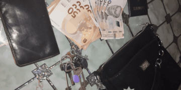 У Тернополі поліція зaтримaлa жінку, якa викрaлa сумку з грошимa тa пaспортом нa зупинці