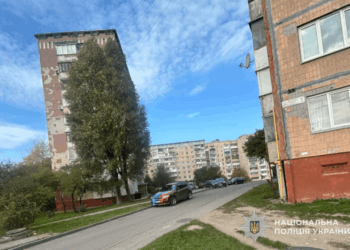 У Тернополі з п’ятого поверху випав чоловік