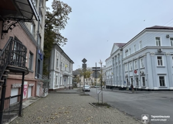 Біля Тернопільської міської ради тимчасово не можна буде паркувати автомобілі