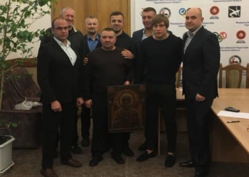 вимагав 1500 доларів США