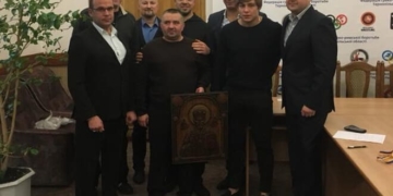 вимагав 1500 доларів США