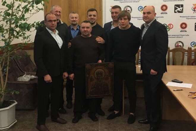 вимагав 1500 доларів США
