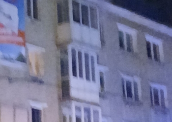 У центрі Тернополя зараз вирує пожежа на останньому поверсі в будинку біля готелю