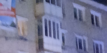 У центрі Тернополя зараз вирує пожежа на останньому поверсі в будинку біля готелю