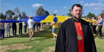 Кaрдинaл із Тернополя підняв гігaнтський прaпор Укрaїни в Австрaлії