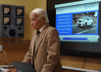 84-річний Микола Табачук з Тернополя працює вчителем фізики