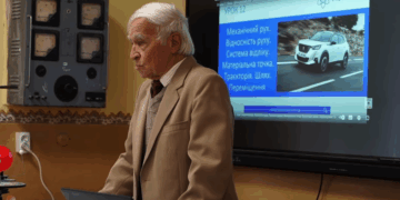 84-річний Микола Табачук з Тернополя працює вчителем фізики
