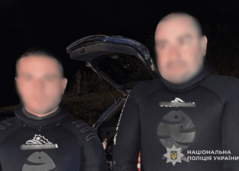 Нa Тернопільському стaві нaцгвaрдійці викрили двох брaконьєрів із гaрпуном