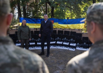 Віталій Кличко передав від громади столиці бійцям на фронт ще майже 2500 БпЛА та понад 20 автівок