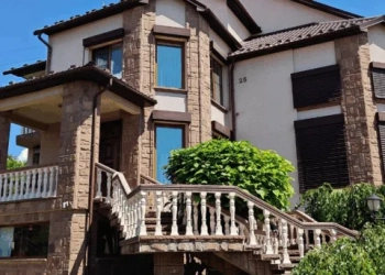 Під Тернополем продають елітний будинок із басейном за $730 тисяч