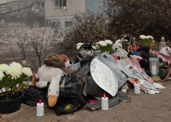 Тернополяни несуть квіти й іграшки до зруйнованого обстрілом РФ будинку