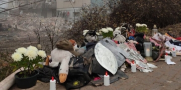 Тернополяни несуть квіти й іграшки до зруйнованого обстрілом РФ будинку